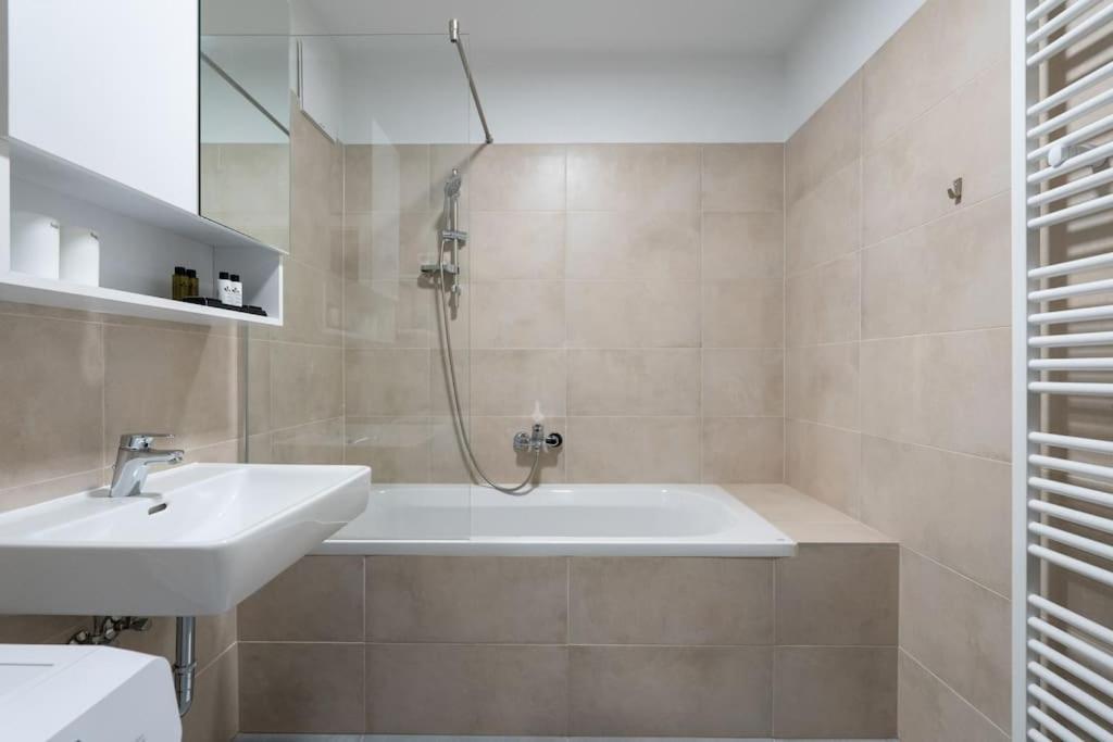 1Br Haven With Swift City Access By Hm 비엔나 외부 사진