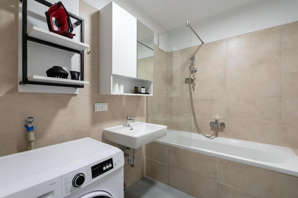1Br Haven With Swift City Access By Hm 비엔나 외부 사진